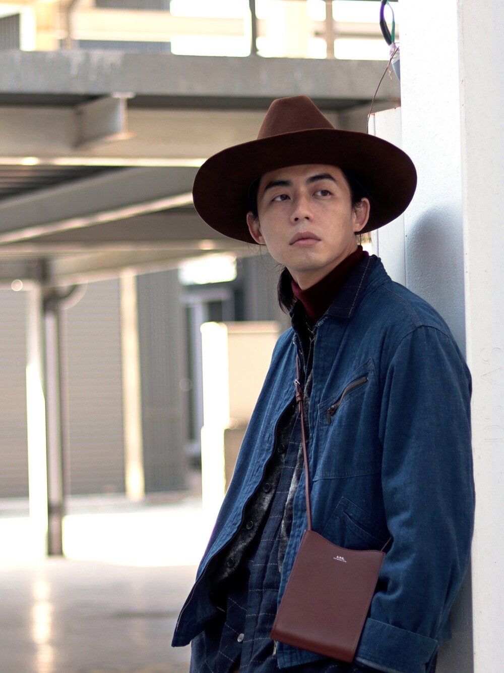 ブルー系のブルゾンを着用したメンズの冬コーディネートの4枚目の写真