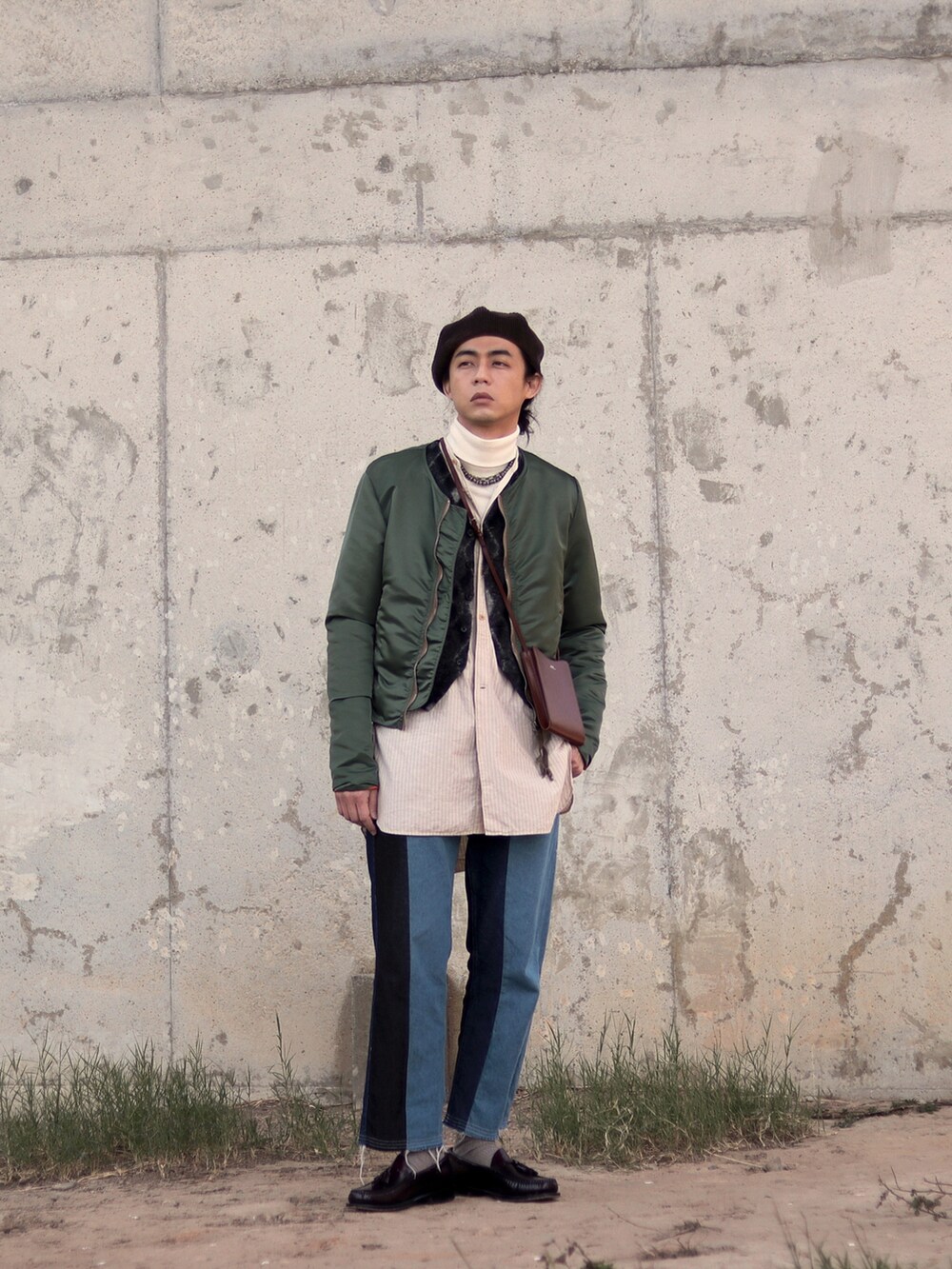 ブルー系のデニムパンツを着用したメンズの春コーディネートの5枚目の写真