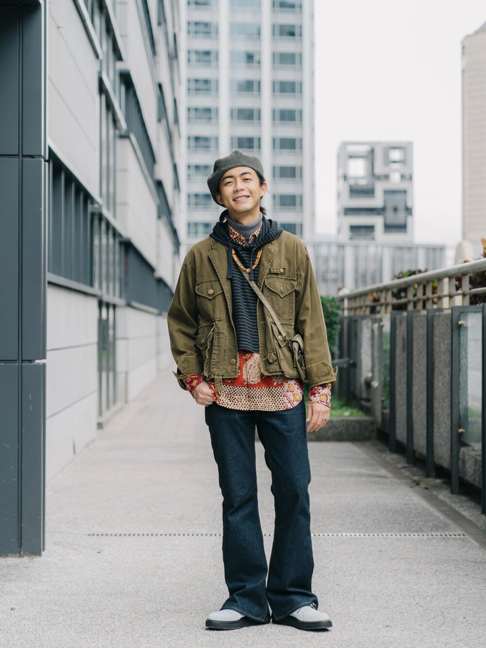 ブルー系のデニムパンツを着用したメンズの冬コーディネートの3枚目の写真