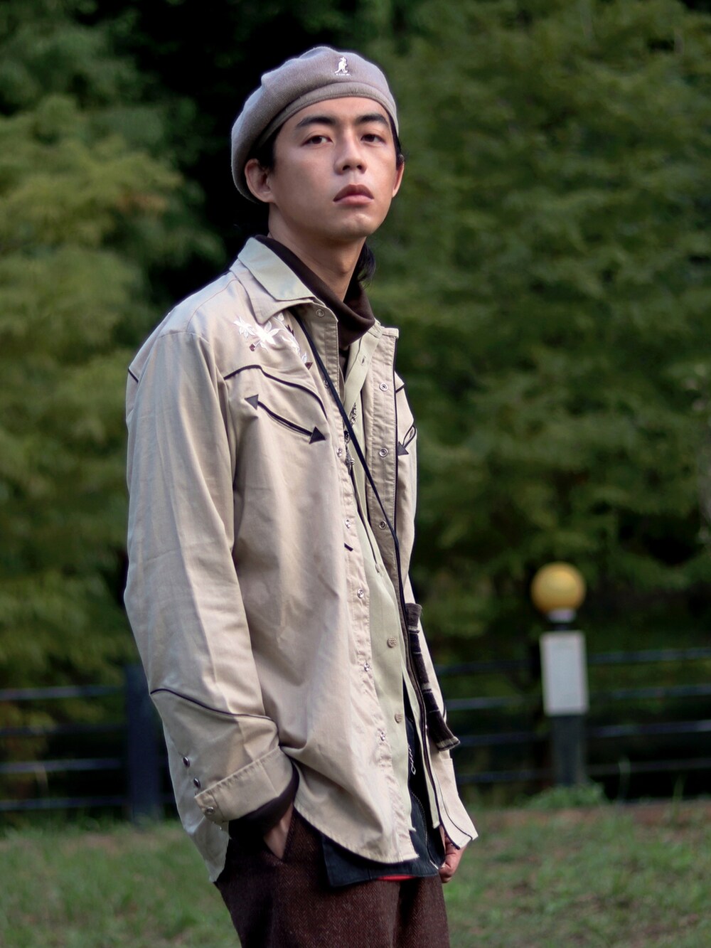 ブラウン系のパンツを着用したメンズの冬コーディネートの2枚目の写真