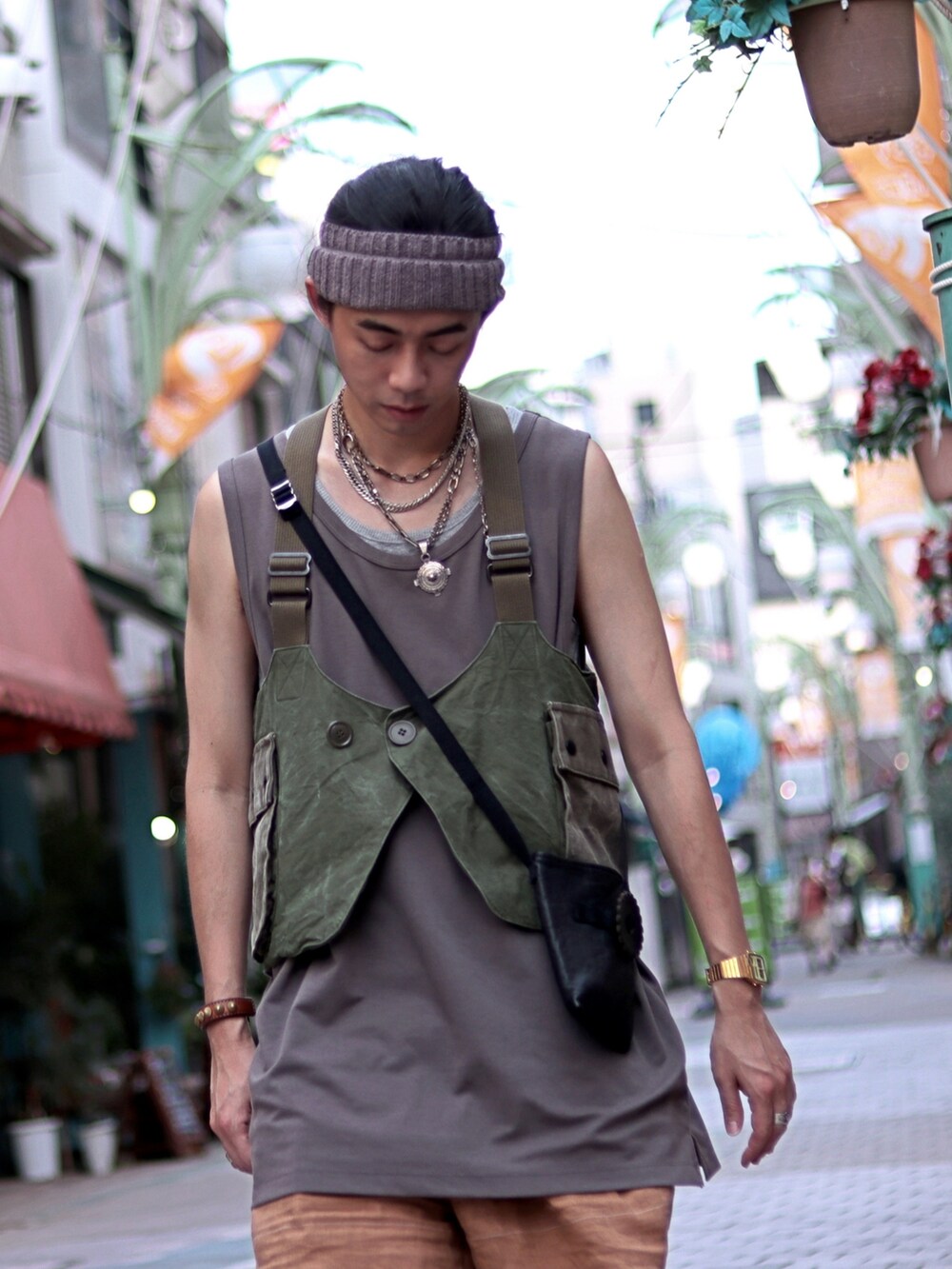 オレンジ系のカーゴパンツを着用したメンズの秋コーディネートの2枚目の写真