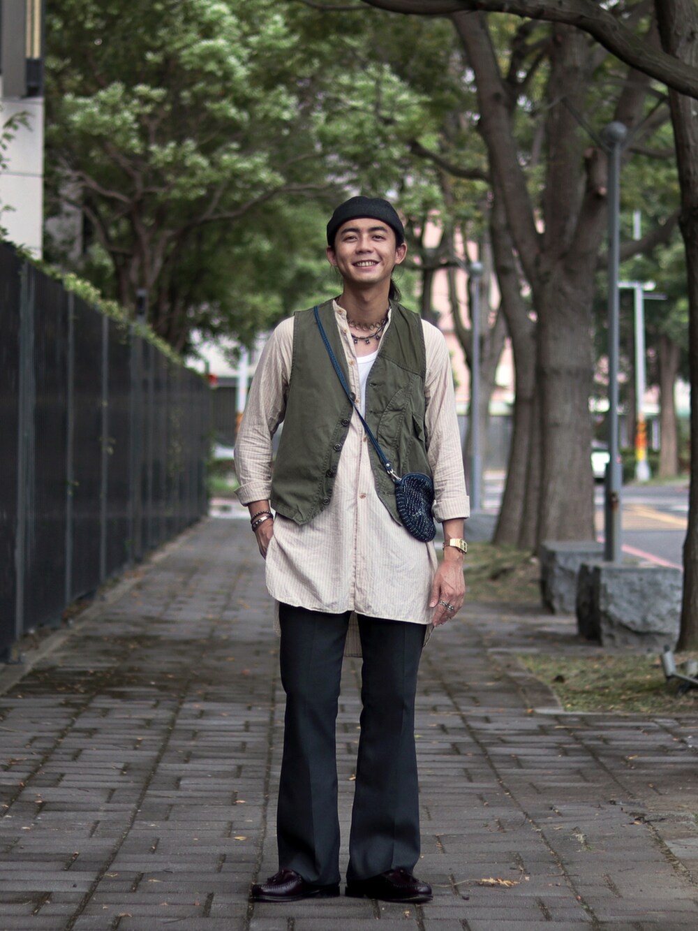 グレー系のスラックスを着用したメンズの秋コーディネートの4枚目の写真