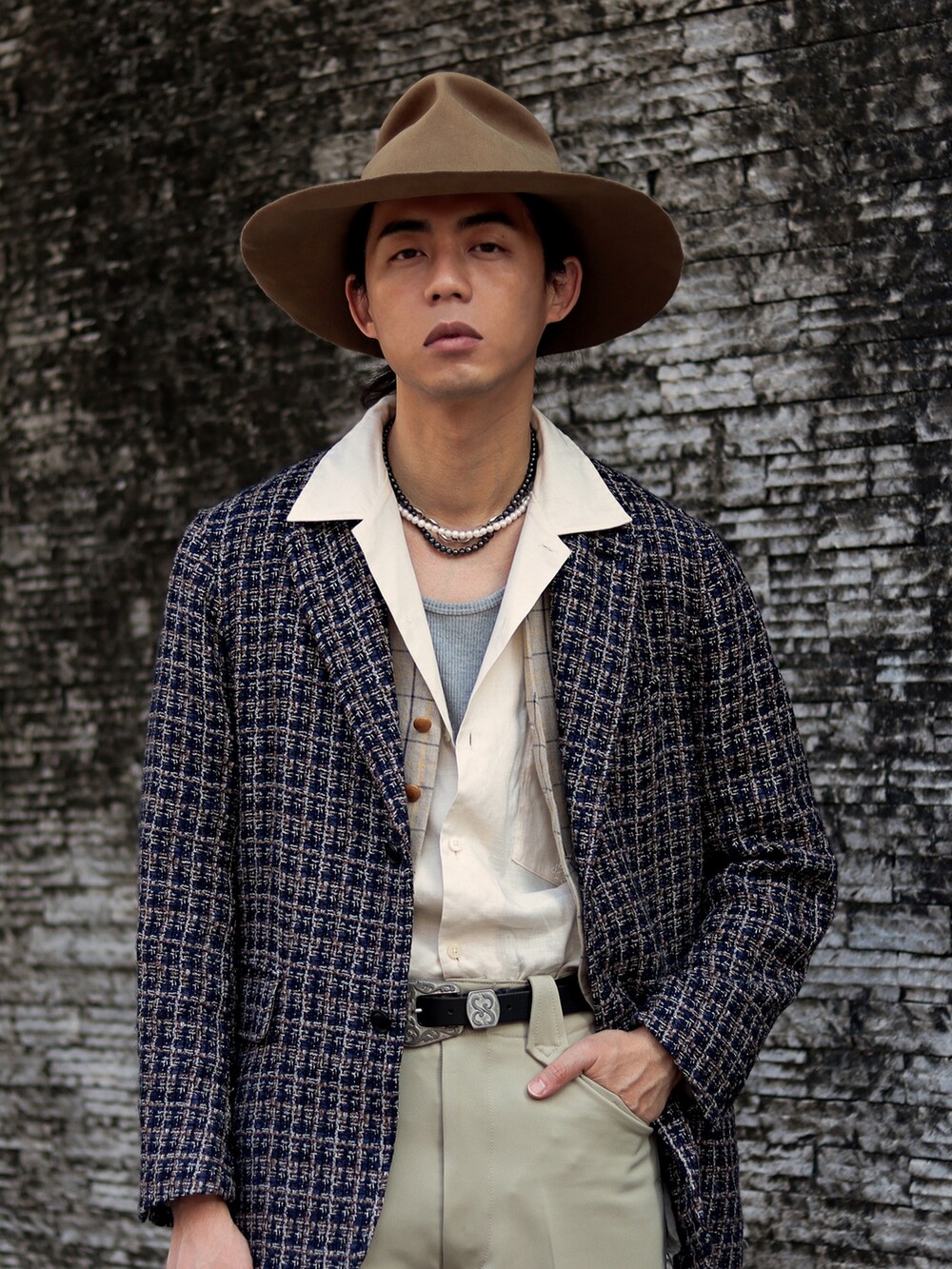 ブルー系のテーラードジャケットを着用したメンズの春コーディネートの3枚目の写真