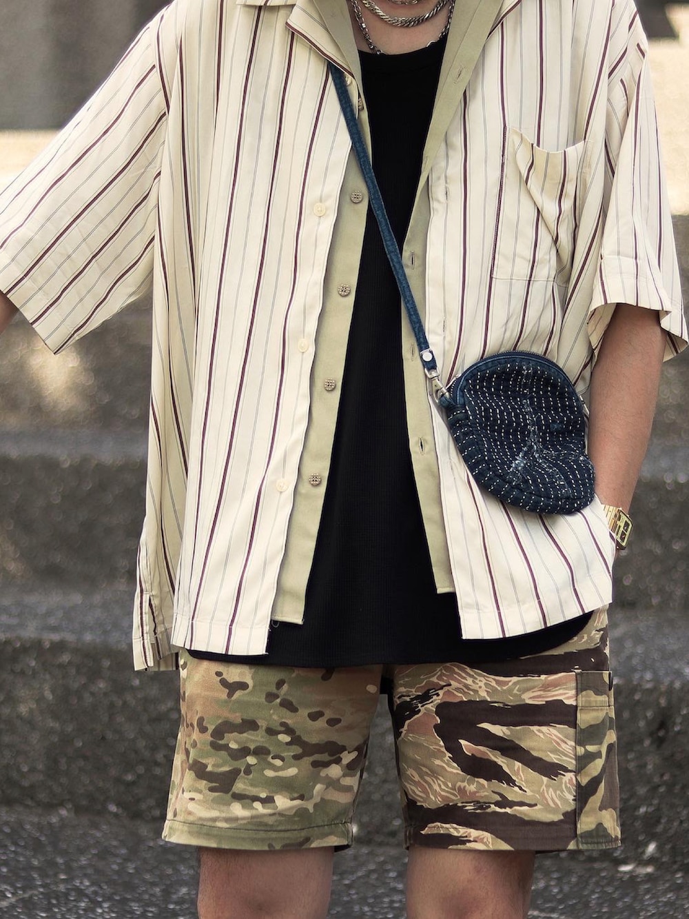 ブラウン系のローファーを着用したメンズの秋コーディネートの4枚目の写真