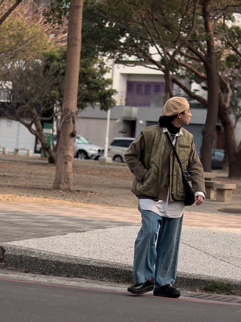 ベージュ系のノーカラージャケットを着用したメンズの春コーディネートの3枚目の写真