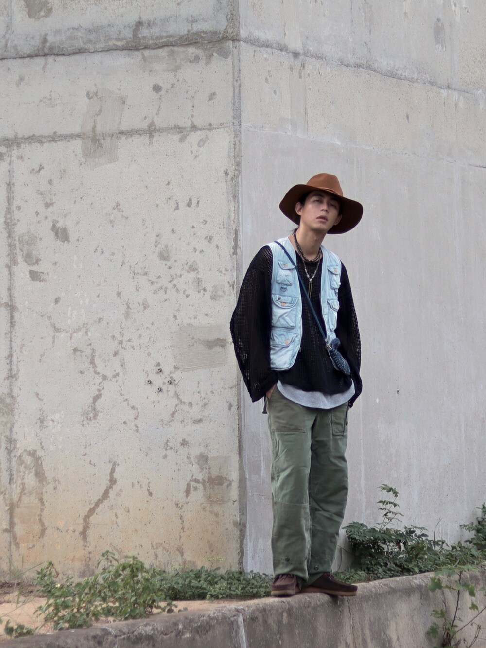 ブラウン系のハットを着用したメンズの秋コーディネートの4枚目の写真