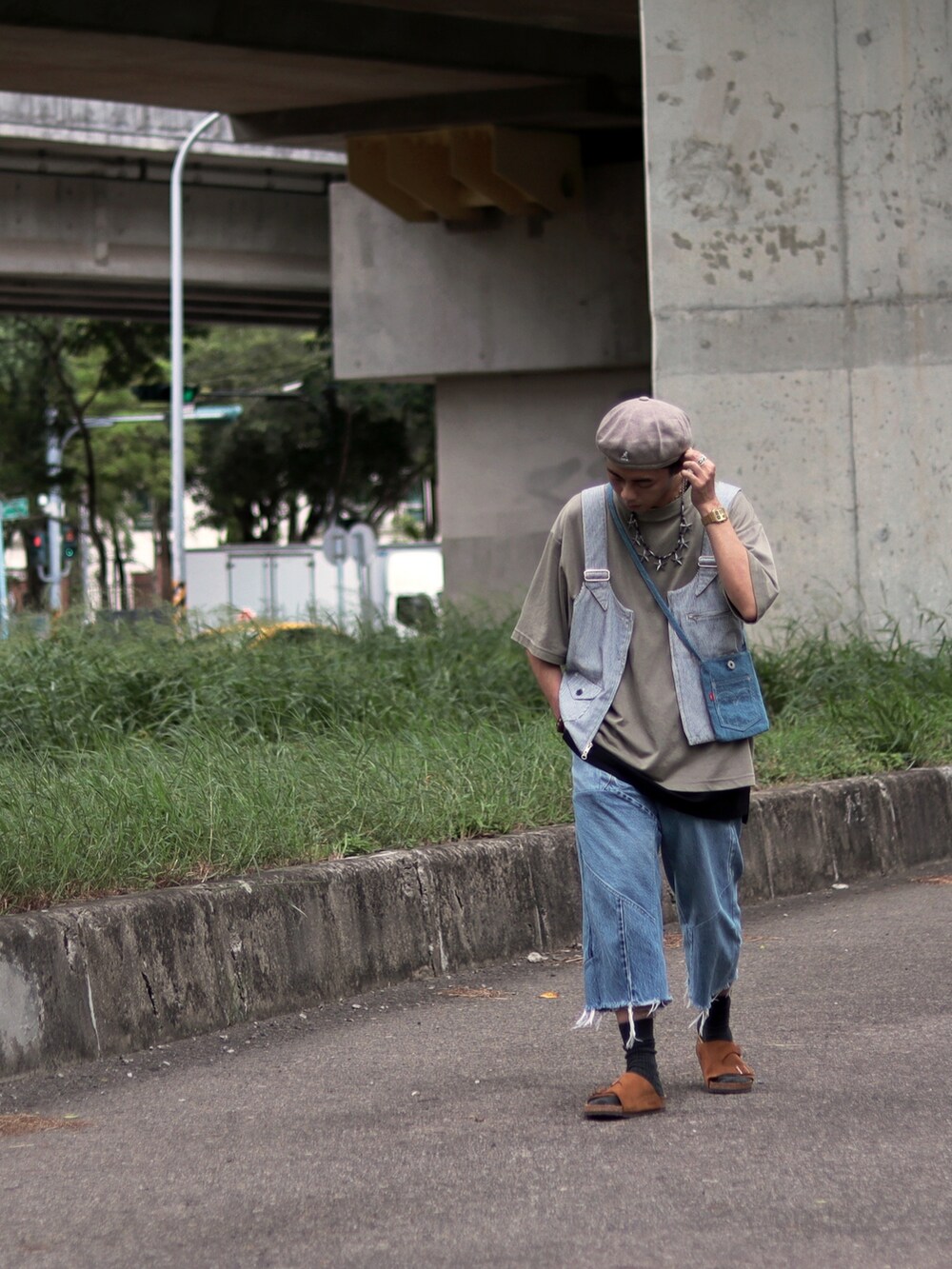 ブラウン系のサンダルを着用したメンズの秋コーディネートの3枚目の写真