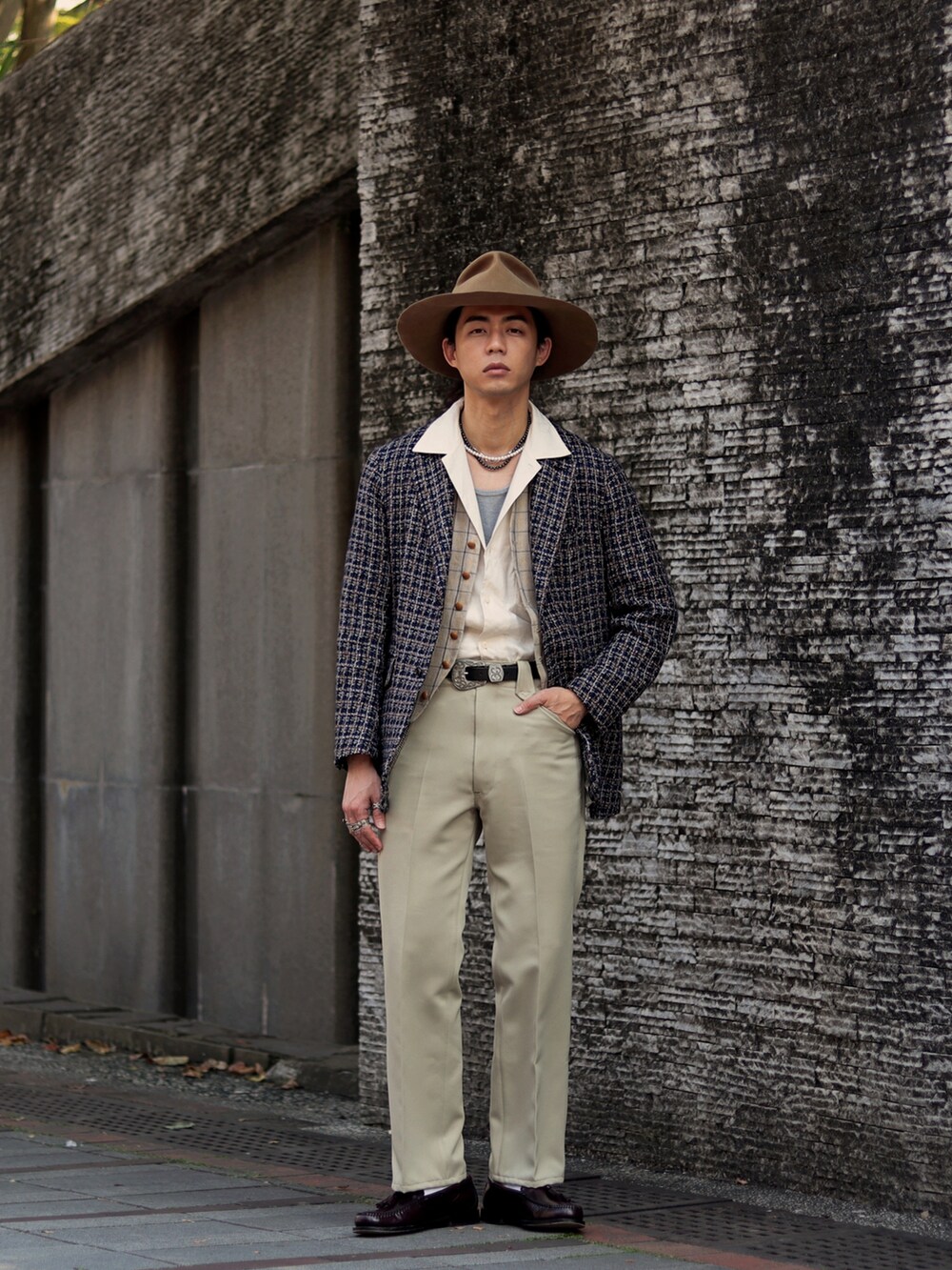 ブルー系のテーラードジャケットを着用したメンズの春コーディネートの4枚目の写真