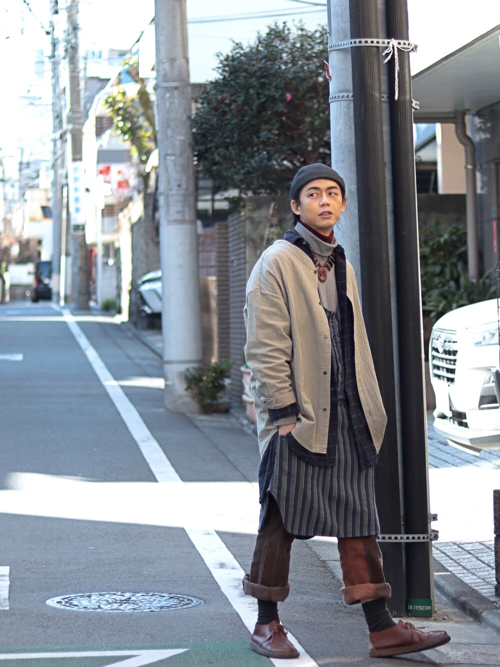 ブラック系のキャップを着用したメンズの夏コーディネートの3枚目の写真