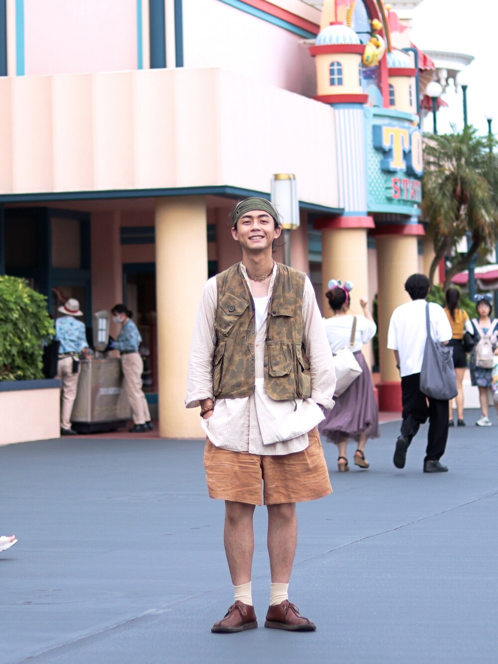 ブラウン系のベストを着用したメンズの冬コーディネートの3枚目の写真