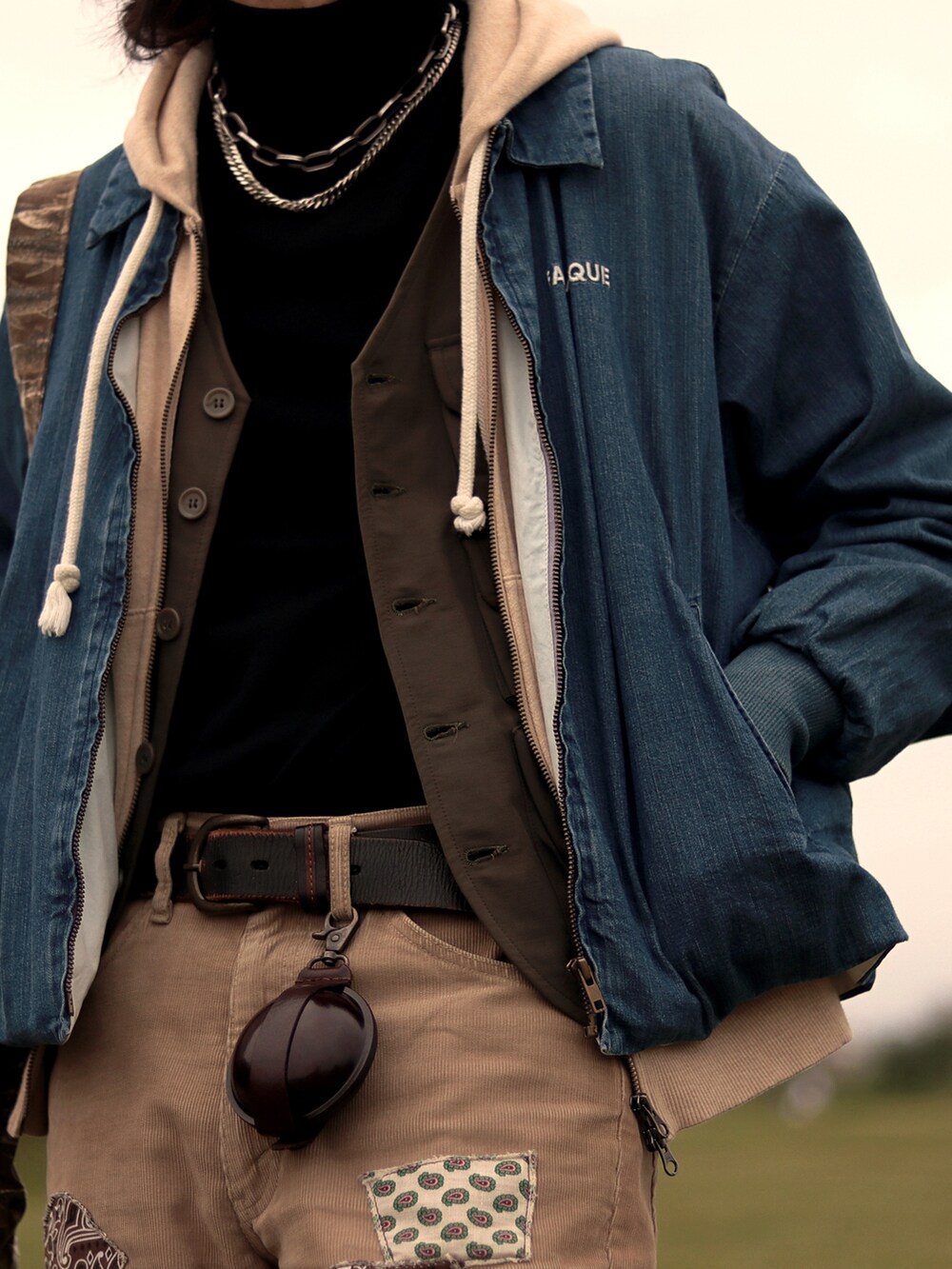 ブラウン系のハンチング/ベレー帽を着用したメンズの春コーディネートの4枚目の写真