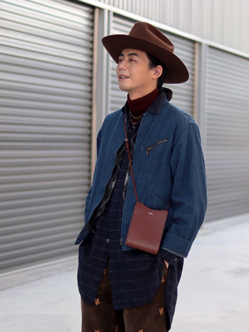 ブルー系のブルゾンを着用したメンズの冬コーディネートの2枚目の写真