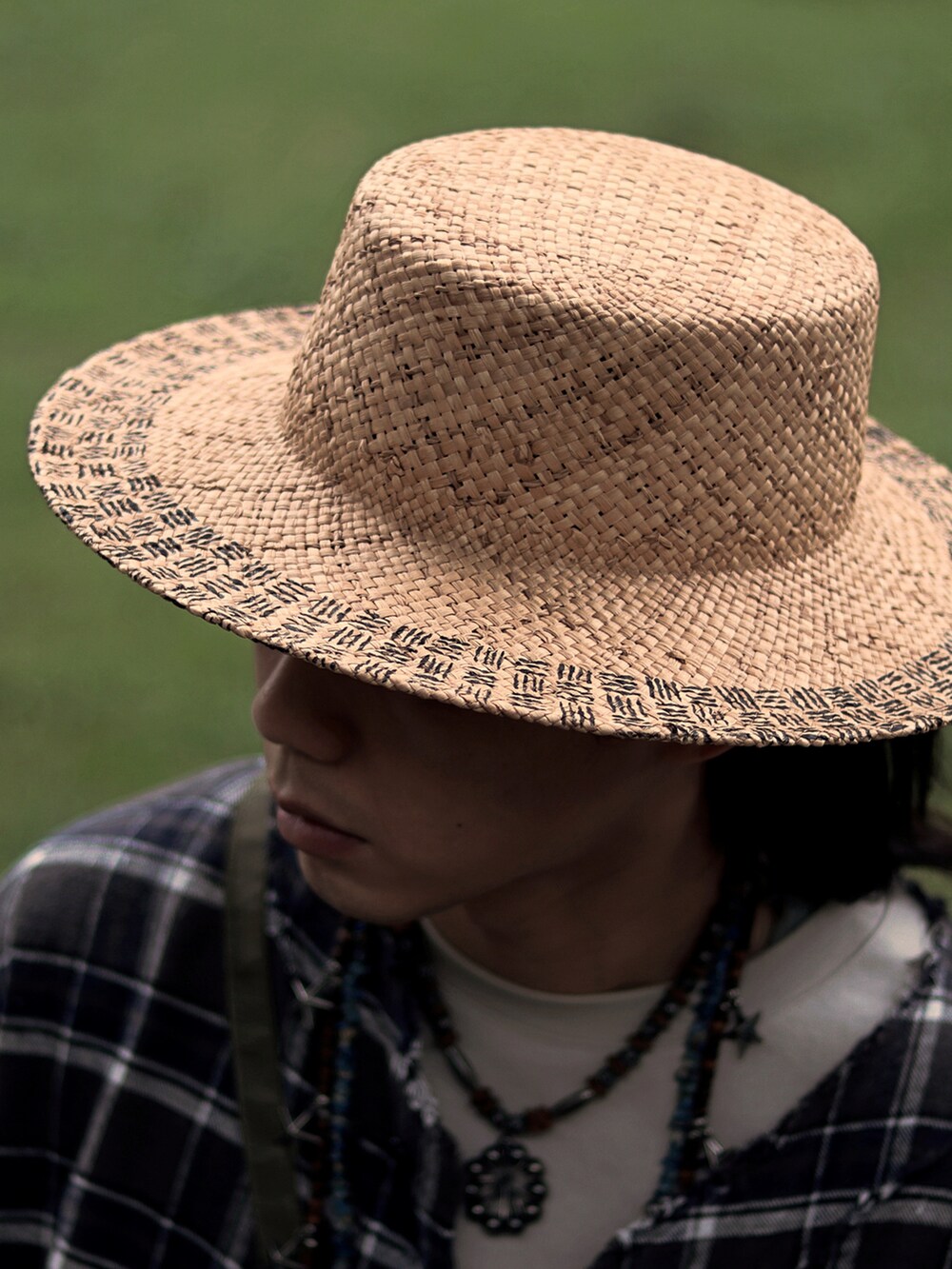 ブルー系のサンダルを着用したメンズの夏コーディネートの4枚目の写真