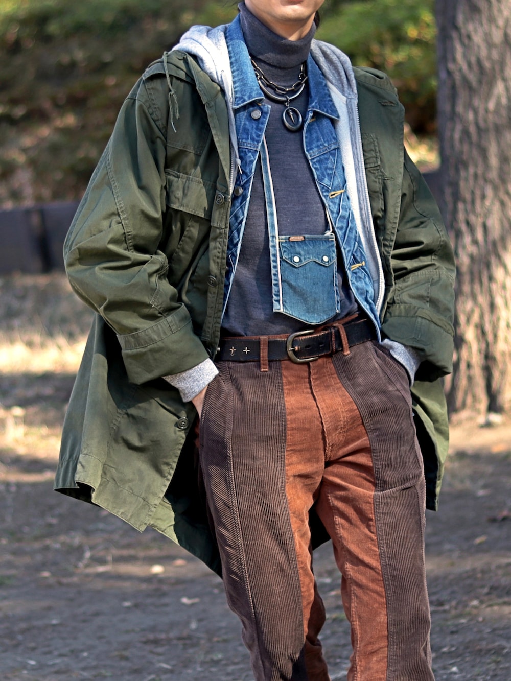 ブルー系のベストを着用したメンズの夏コーディネートの2枚目の写真