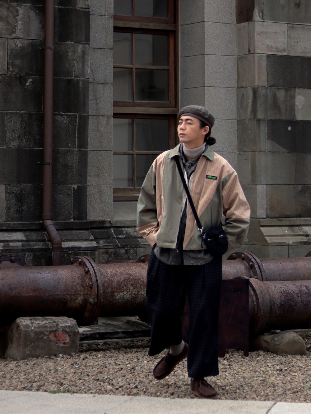 ベージュ系のジャケット/アウターを着用したメンズの春コーディネートの4枚目の写真