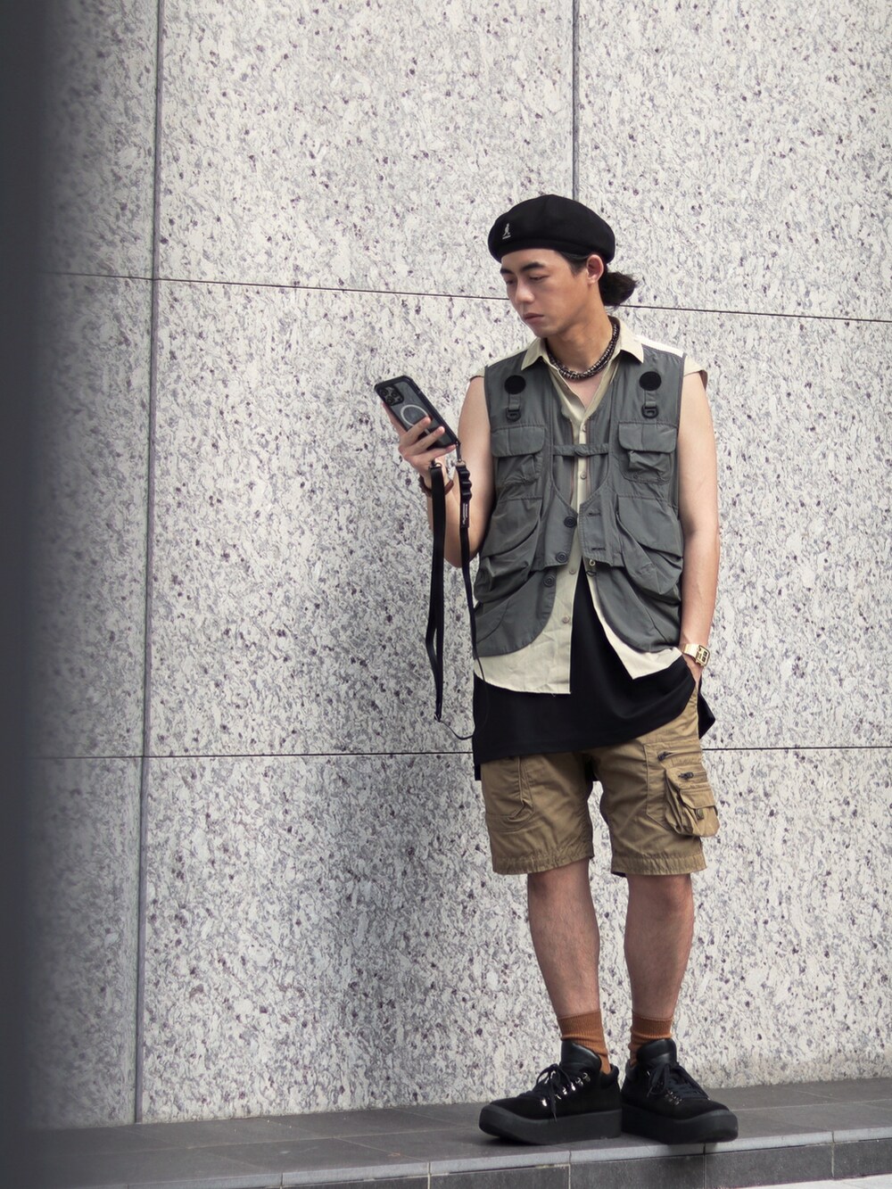 グレー系のベストを着用したメンズの秋コーディネートの4枚目の写真