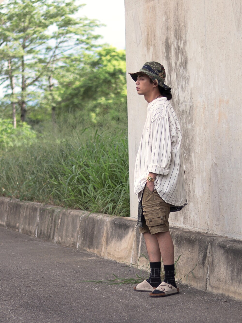 ベージュ系のサンダルを着用したメンズの秋コーディネートの3枚目の写真