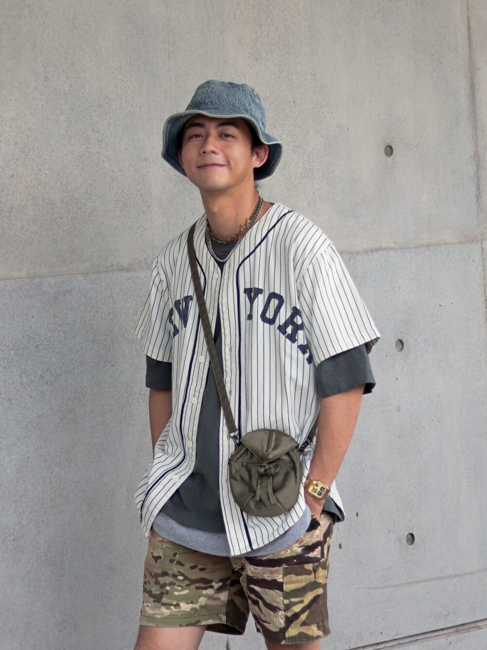 ブラック系のシューズを着用したメンズの秋コーディネートの2枚目の写真