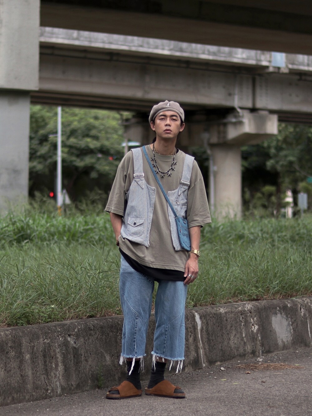 ブラウン系のサンダルを着用したメンズの秋コーディネートの4枚目の写真