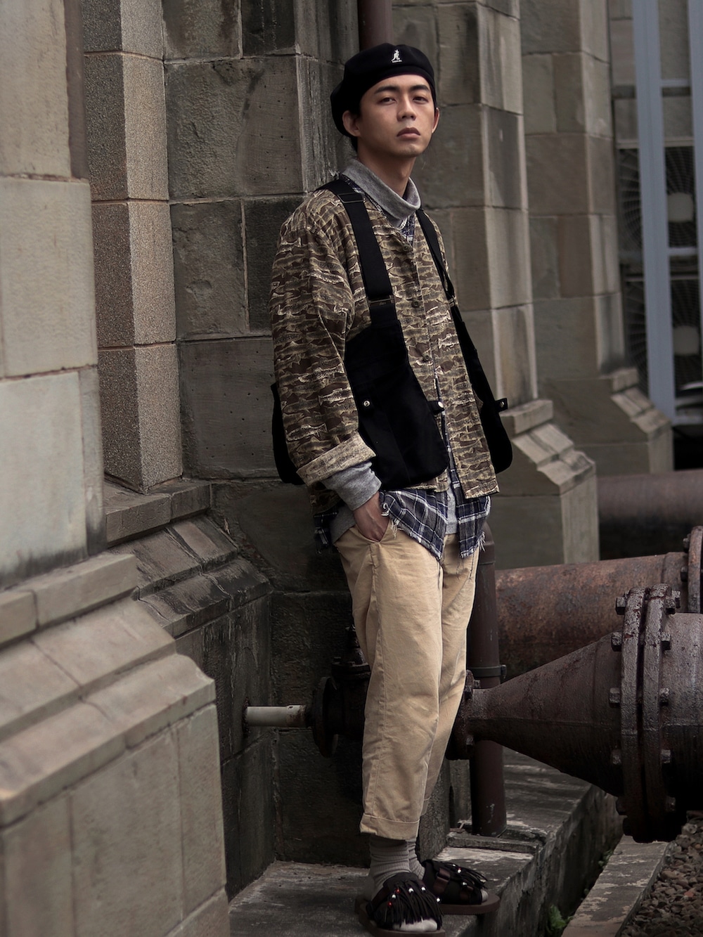 ブラック系のハンチング/ベレー帽を着用したメンズの春コーディネートの2枚目の写真