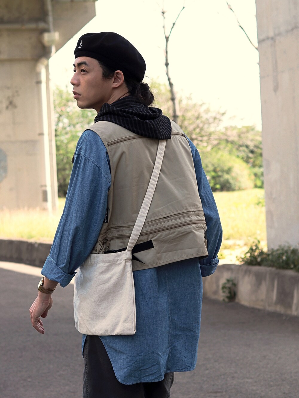 ブラック系のハンチング/ベレー帽を着用したメンズの夏コーディネートの2枚目の写真