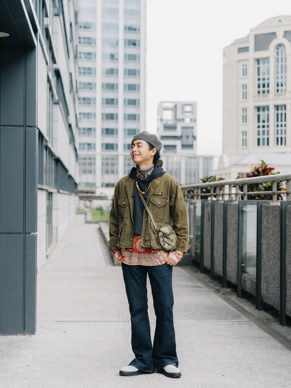 ブルー系のデニムパンツを着用したメンズの冬コーディネートの5枚目の写真