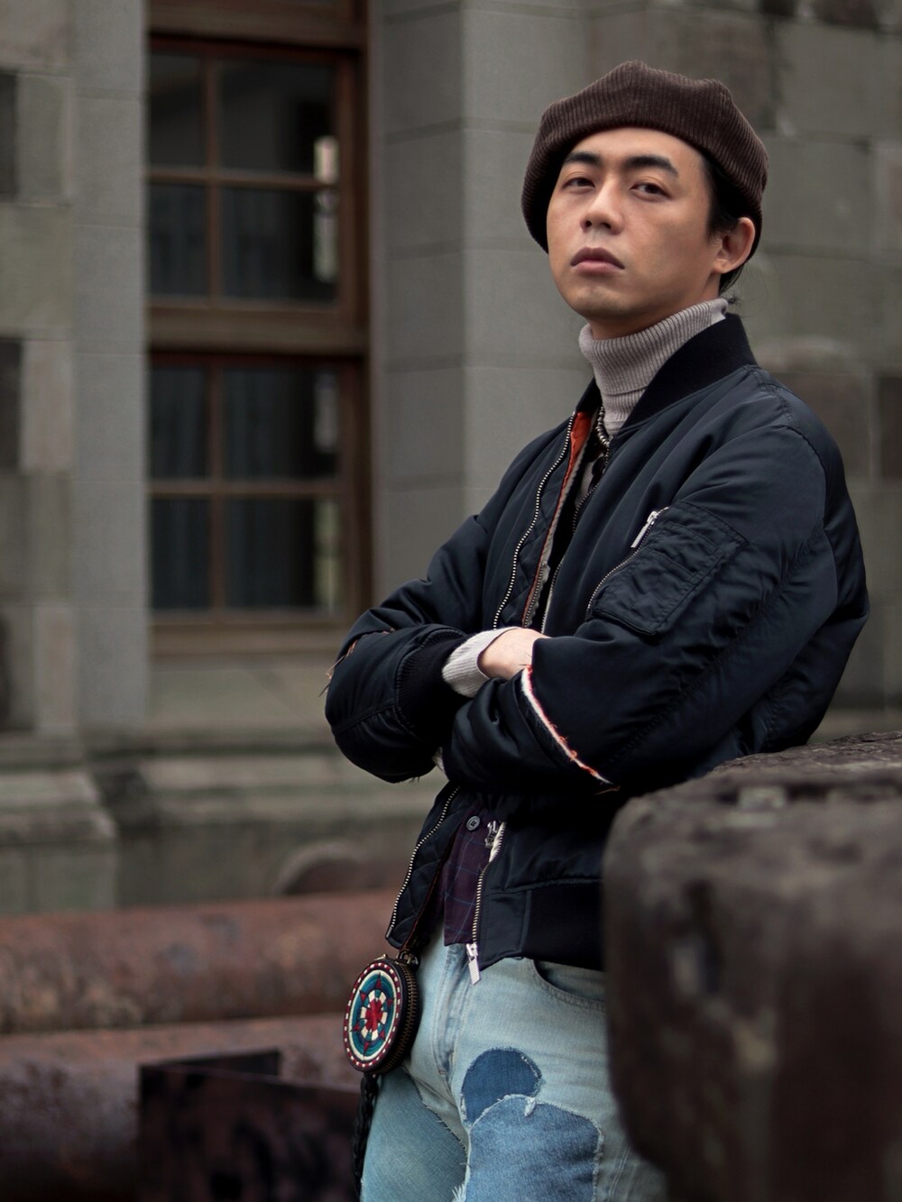 ブルー系のデニムパンツを着用したメンズの春コーディネートの2枚目の写真