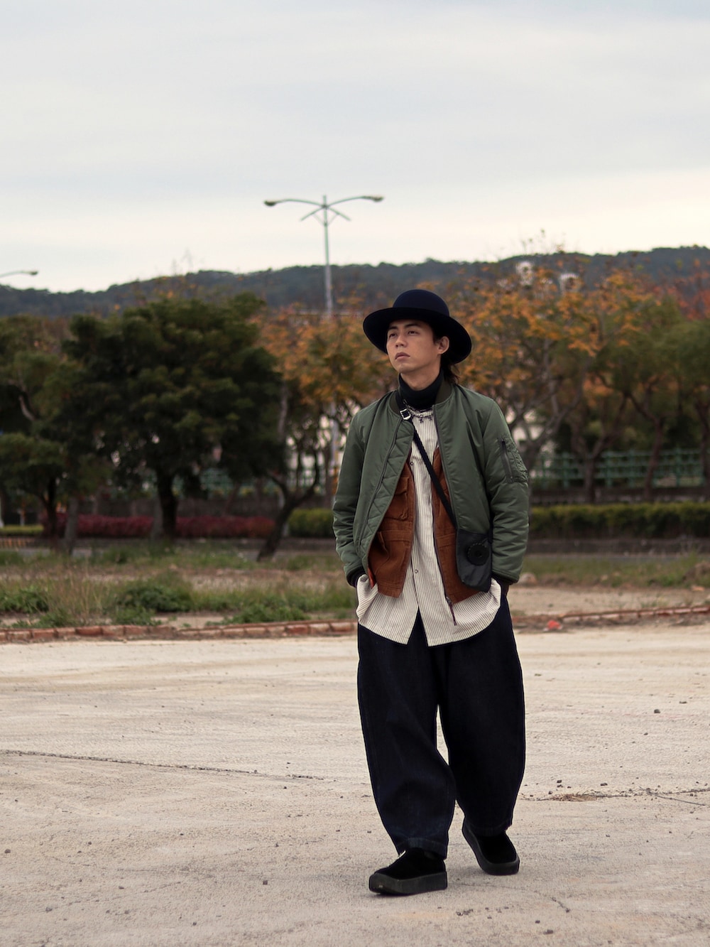 ブルー系のハットを着用したメンズの冬コーディネートの3枚目の写真