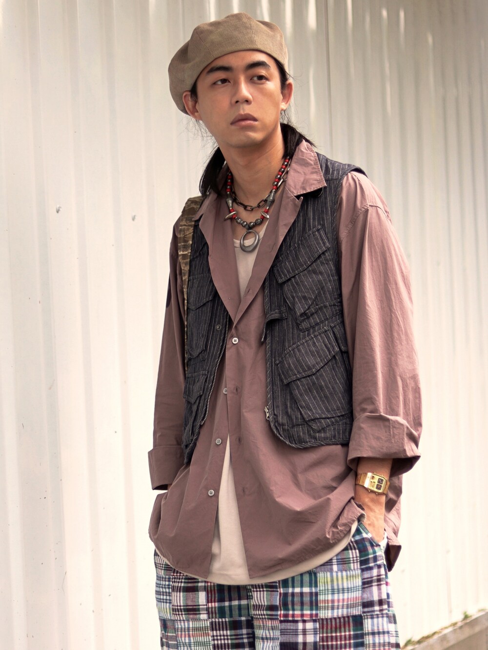 ブラック系のシューズを着用したメンズの夏コーディネートの4枚目の写真