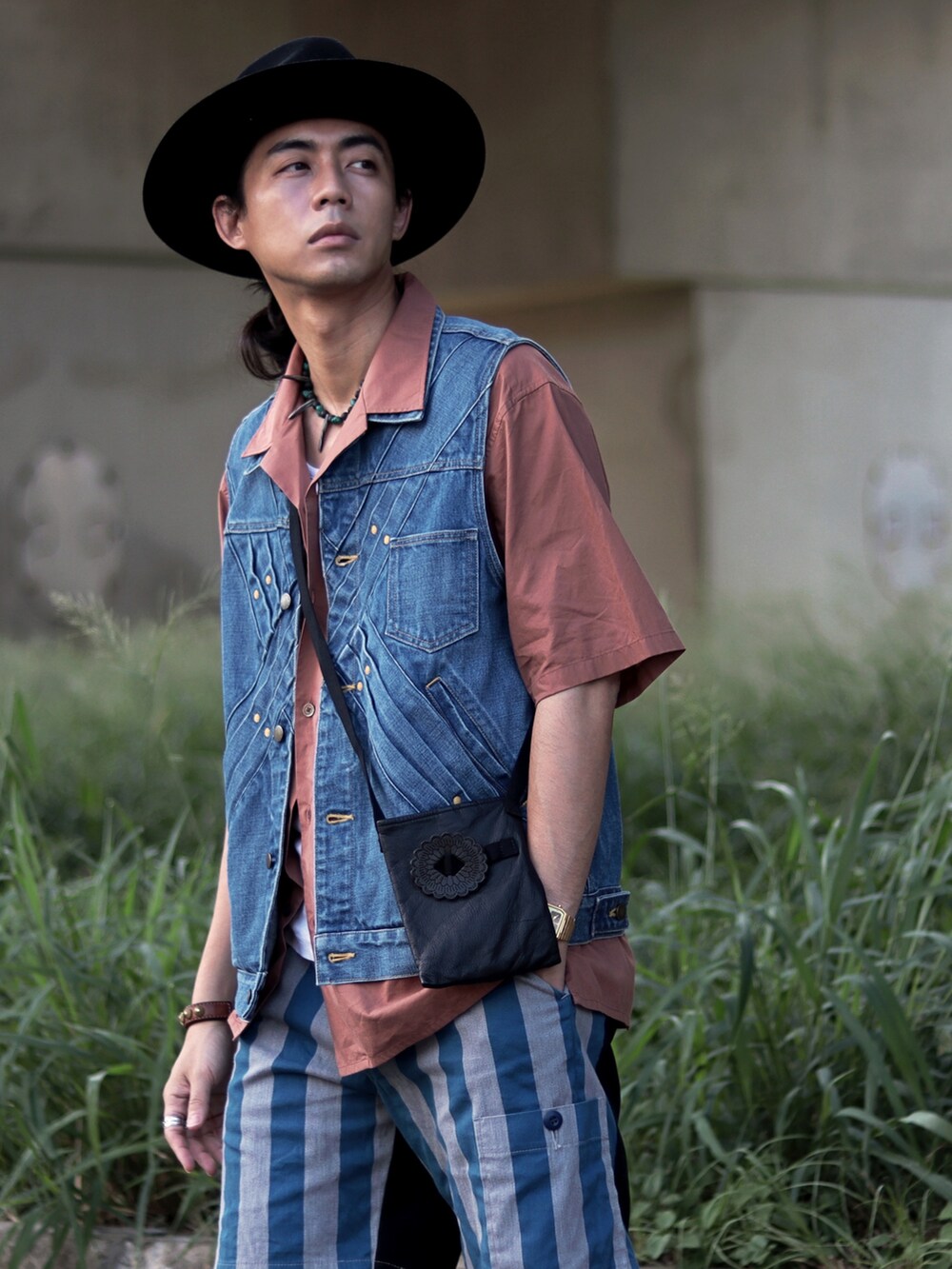 ブラック系のハットを着用したメンズの秋コーディネートの2枚目の写真