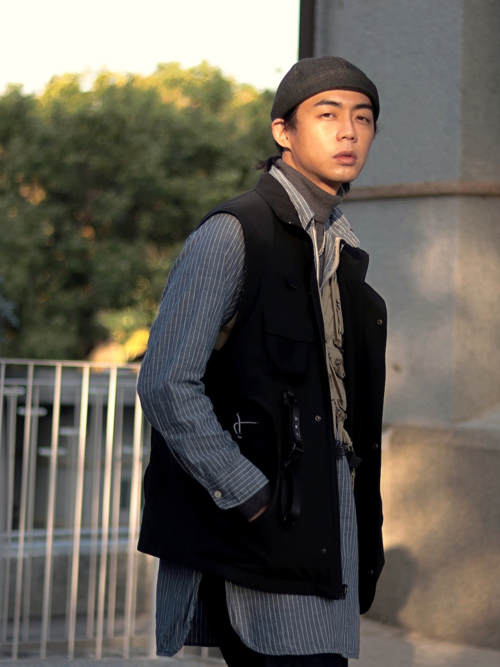 グレー系のスニーカーを着用したメンズの秋コーディネートの3枚目の写真