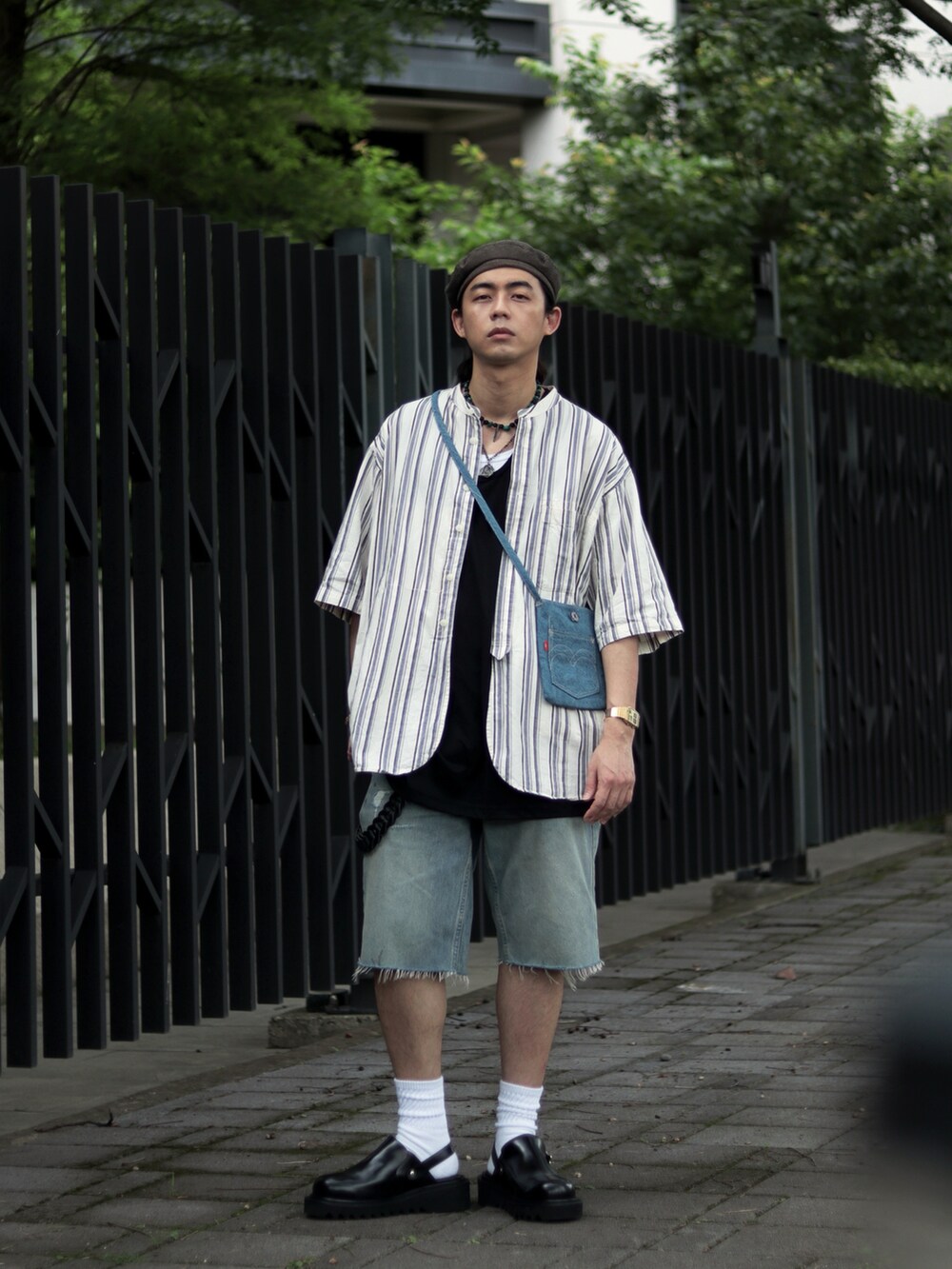 ブラック系のサンダルを着用したメンズの夏コーディネートの5枚目の写真