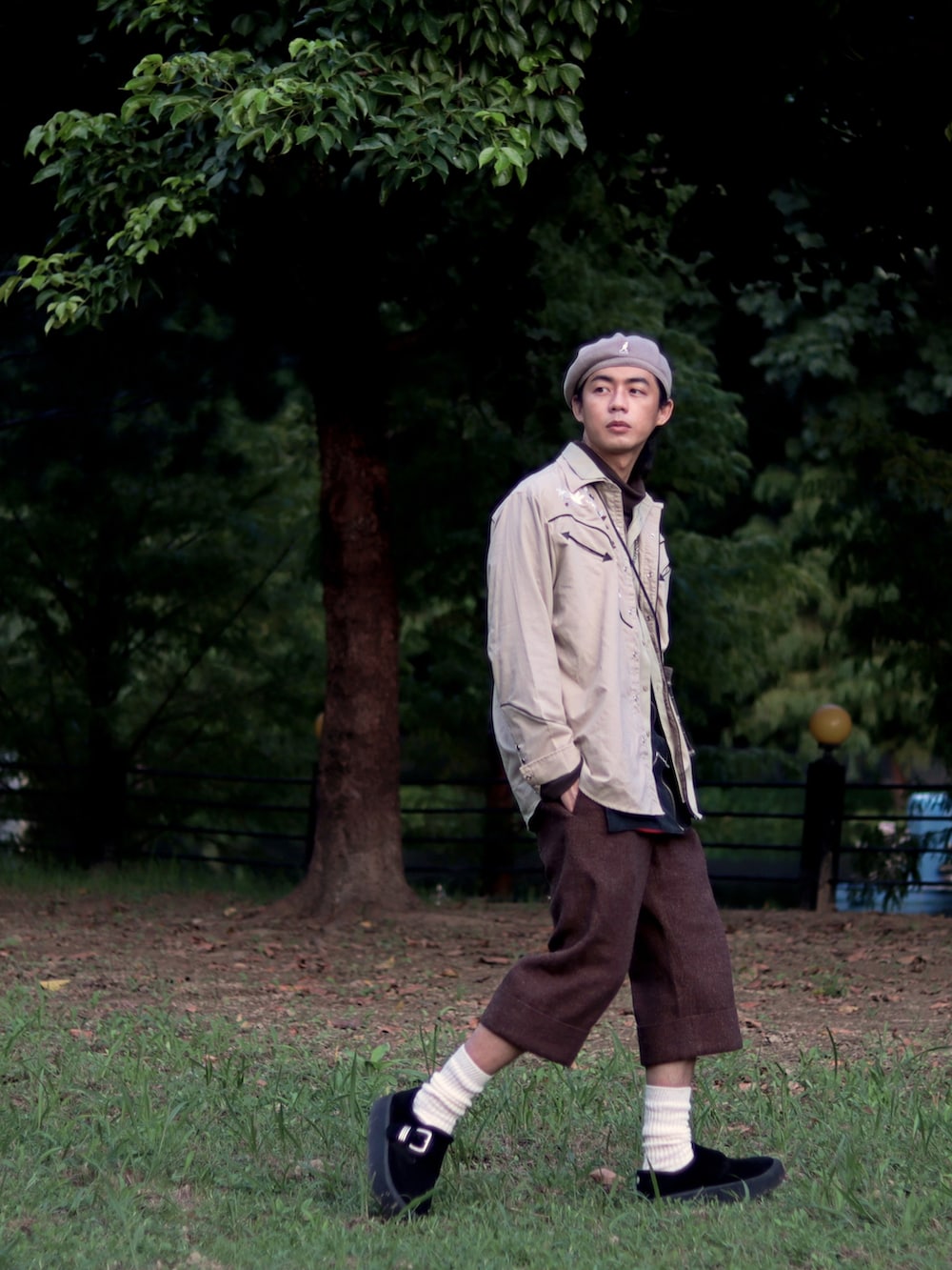 ブラウン系のパンツを着用したメンズの冬コーディネートの4枚目の写真