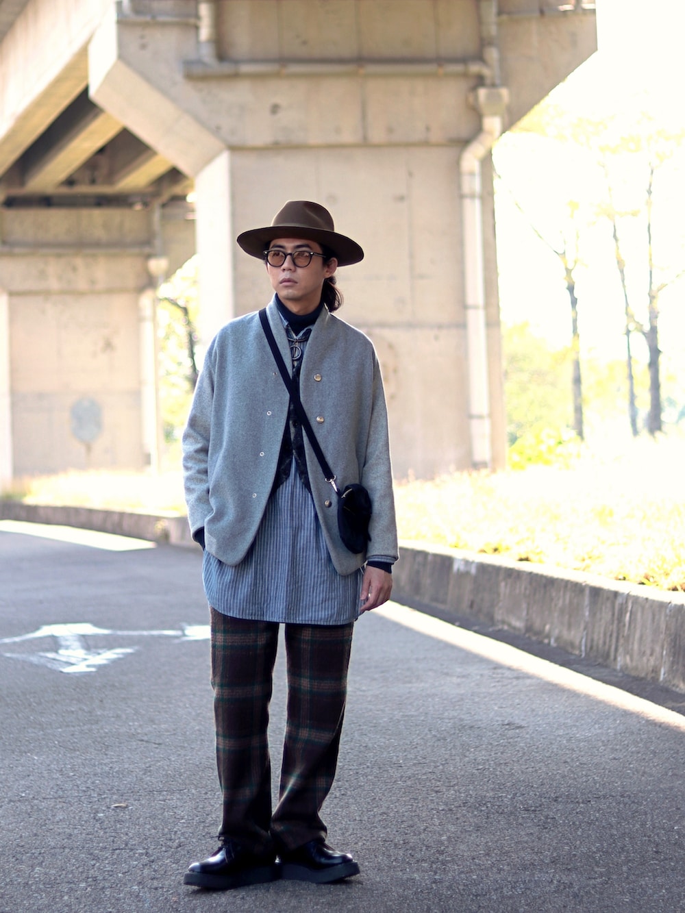 ブラウン系のハットを着用したメンズの冬コーディネートの5枚目の写真