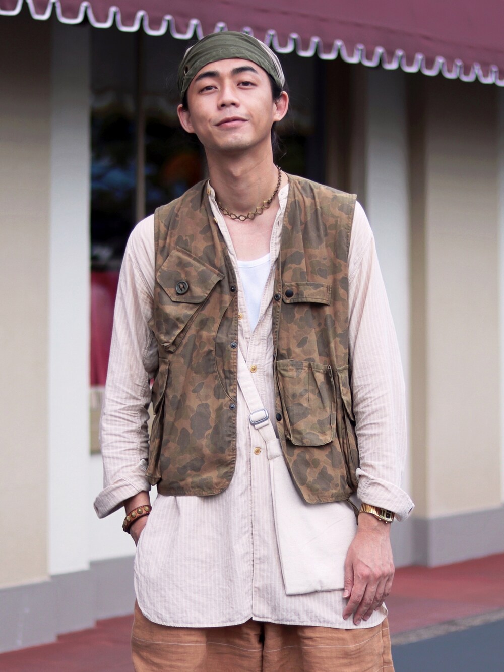 ブラウン系のベストを着用したメンズの冬コーディネートの2枚目の写真