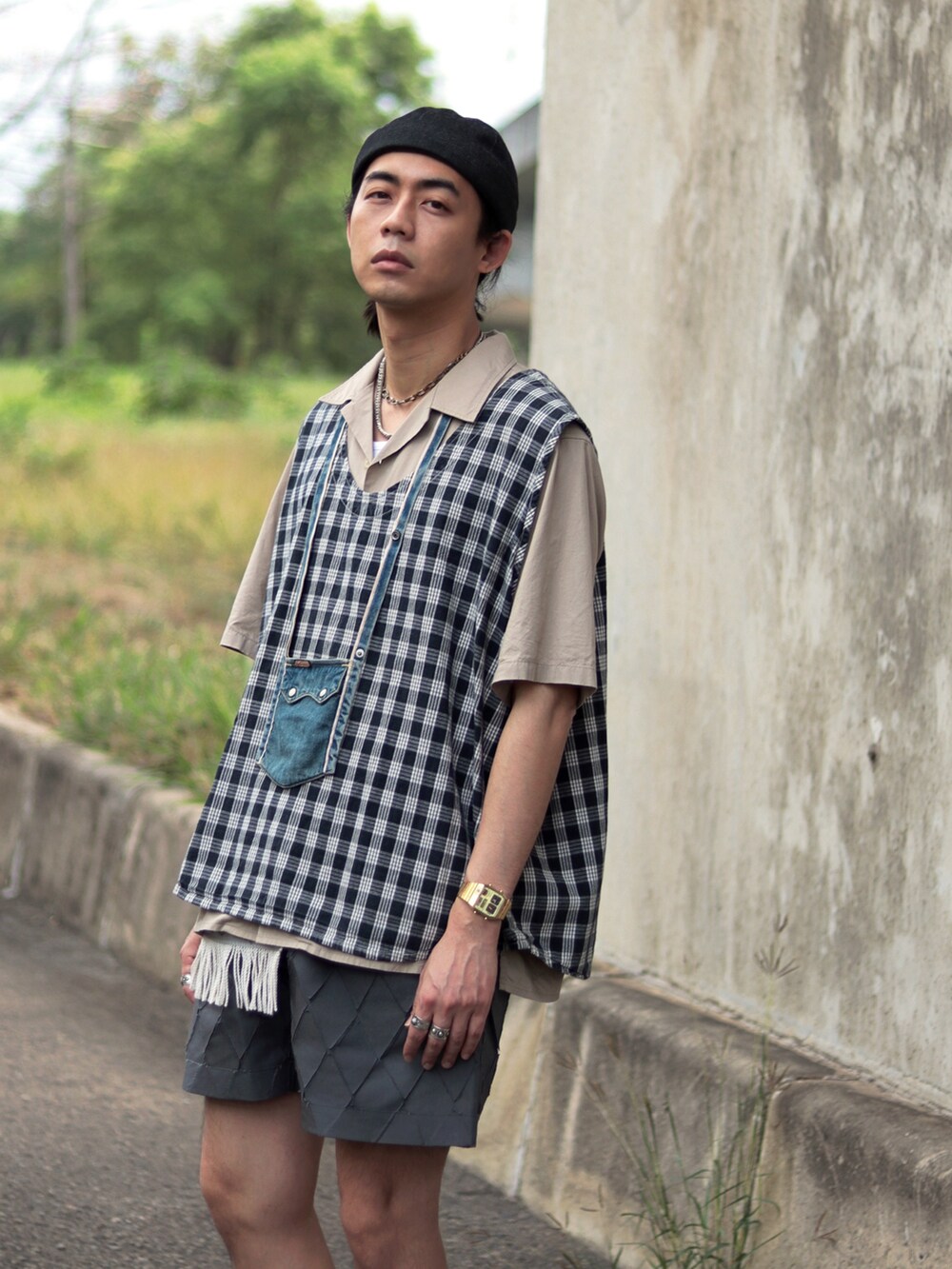 ブルー系のベストを着用したメンズの春コーディネートの4枚目の写真