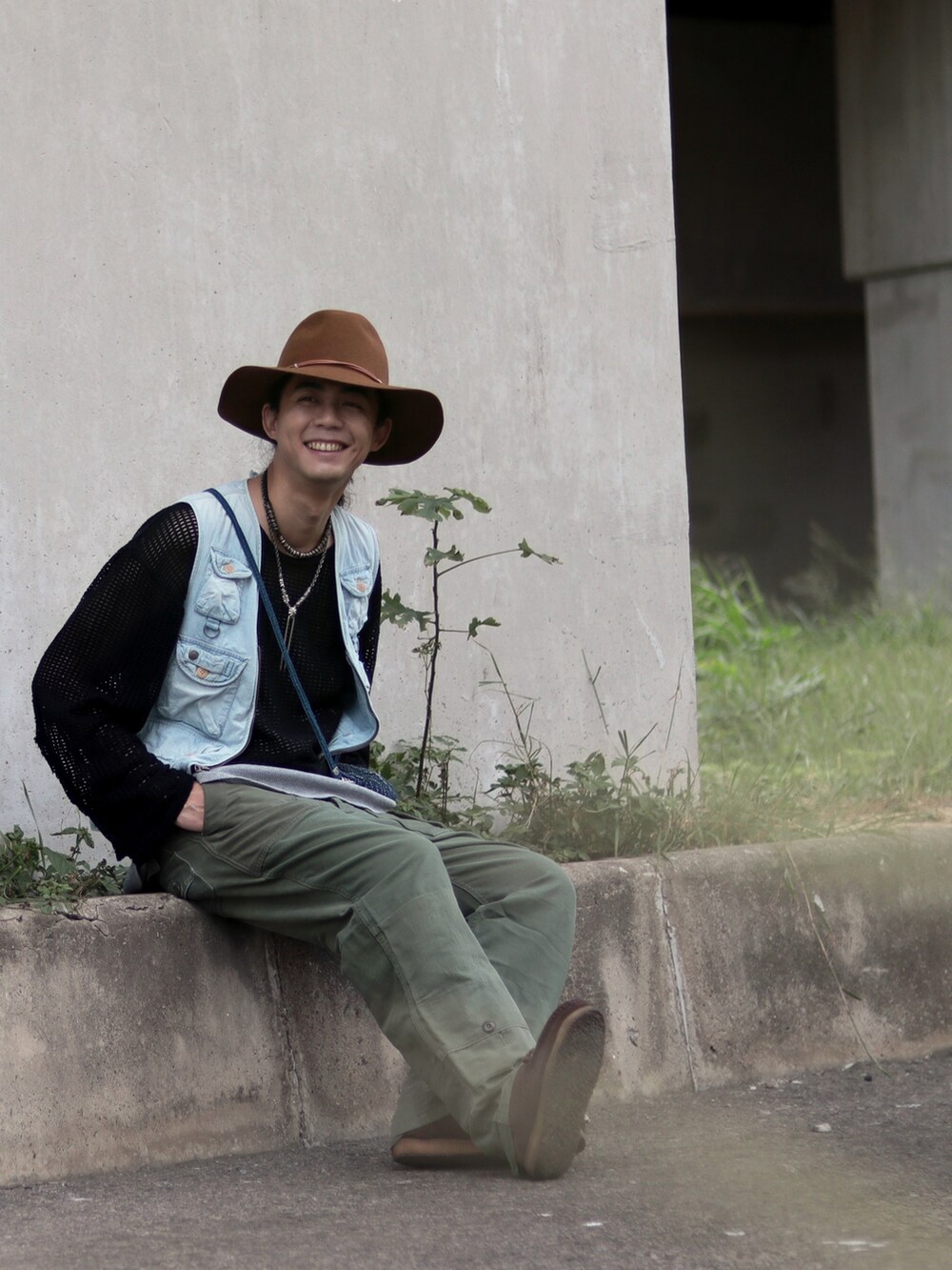 ブラウン系のハットを着用したメンズの秋コーディネートの5枚目の写真