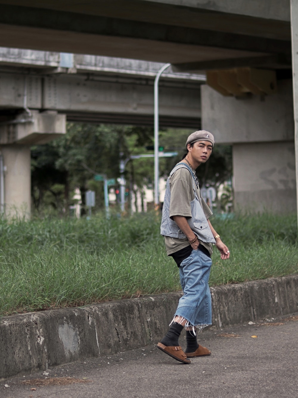 ブラウン系のサンダルを着用したメンズの秋コーディネートの5枚目の写真