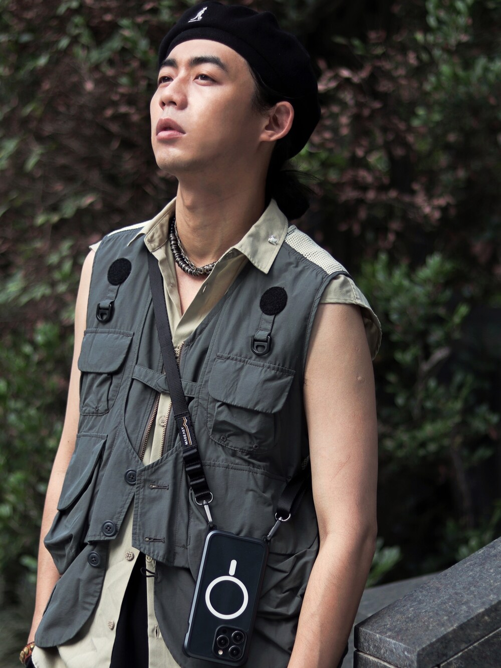 グレー系のベストを着用したメンズの秋コーディネートの2枚目の写真