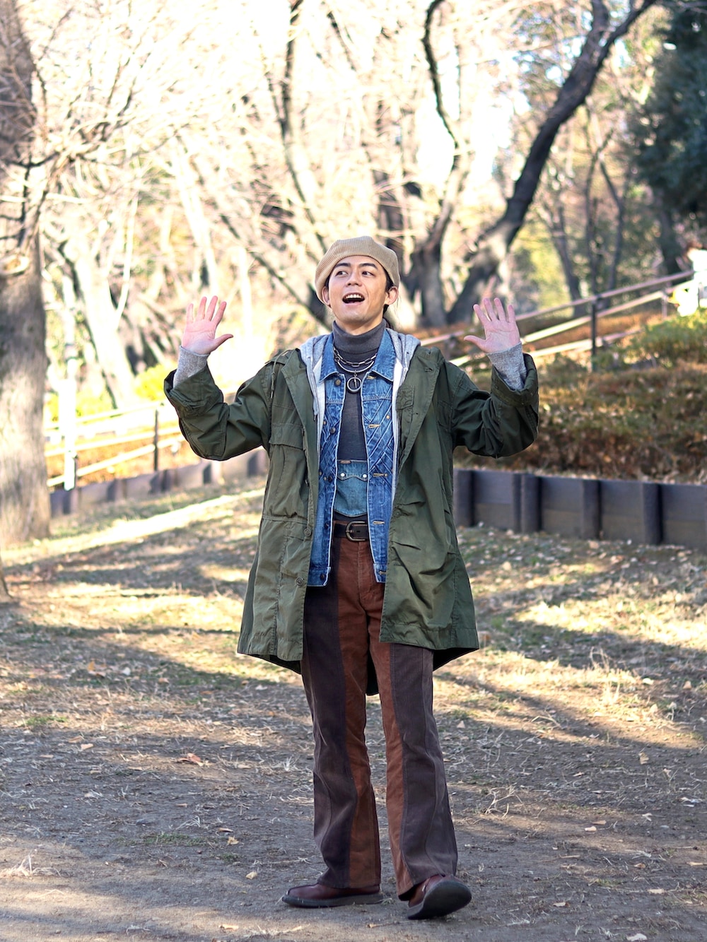 ブルー系のベストを着用したメンズの夏コーディネートの3枚目の写真