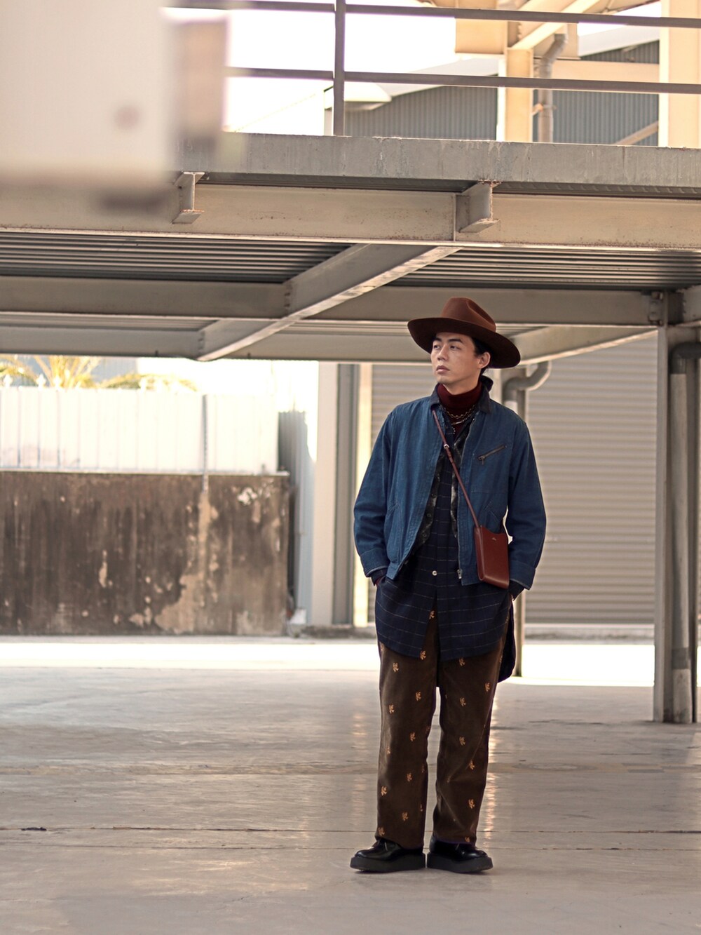 ブルー系のブルゾンを着用したメンズの冬コーディネートの5枚目の写真