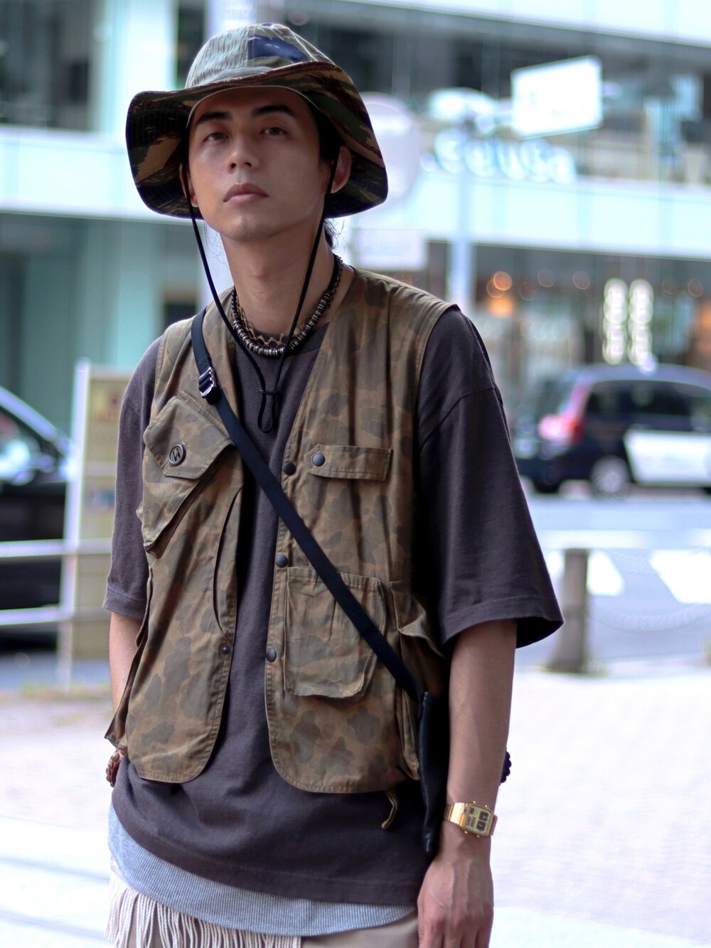 ブラウン系のベストを着用したメンズの秋コーディネートの2枚目の写真