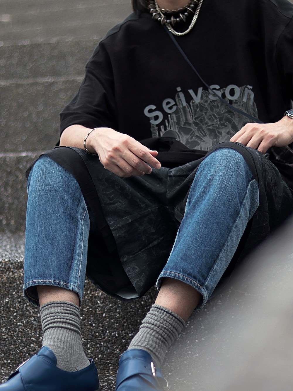 ブラック系のTシャツ/カットソー、ブラック系のカーゴパンツ、ブルー系のシューズを着用したメンズの夏コーディネートの4枚目の写真