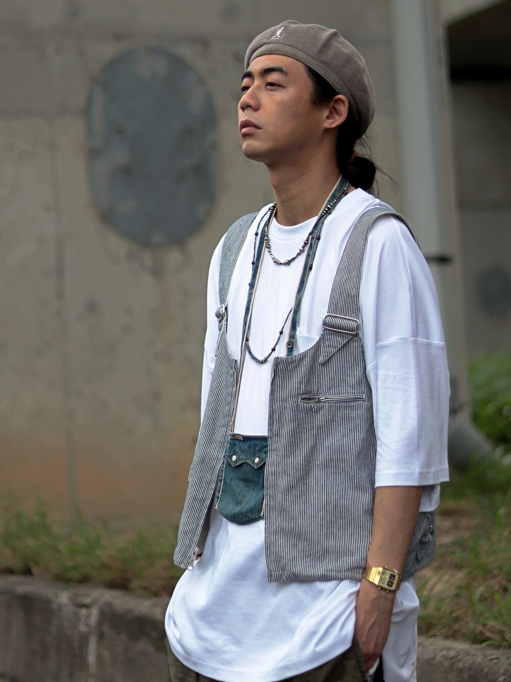 ホワイト系のTシャツ/カットソーを着用したメンズの春コーディネートの3枚目の写真