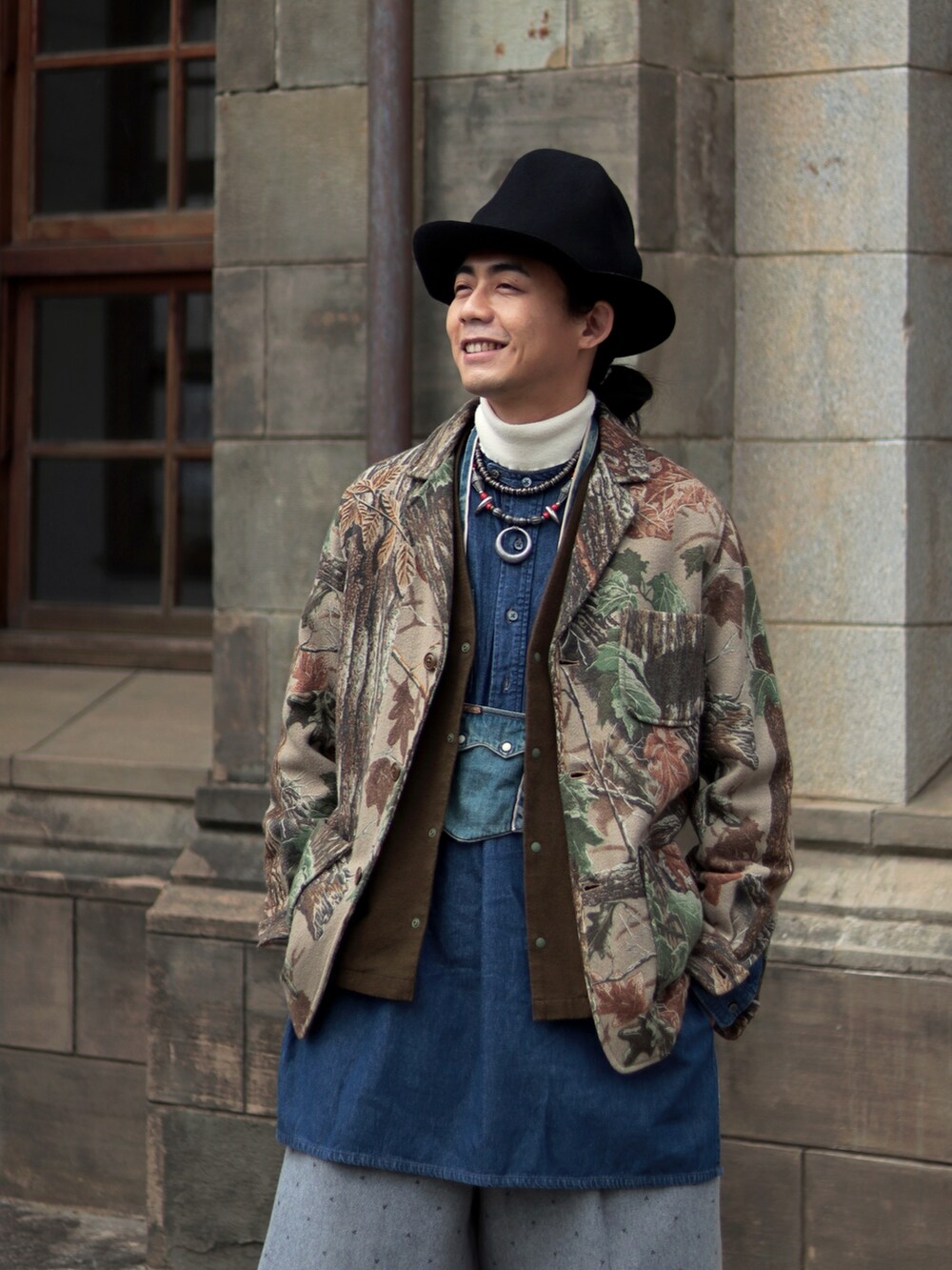 ブルー系のシャツ/ブラウスを着用したメンズの冬コーディネートの3枚目の写真