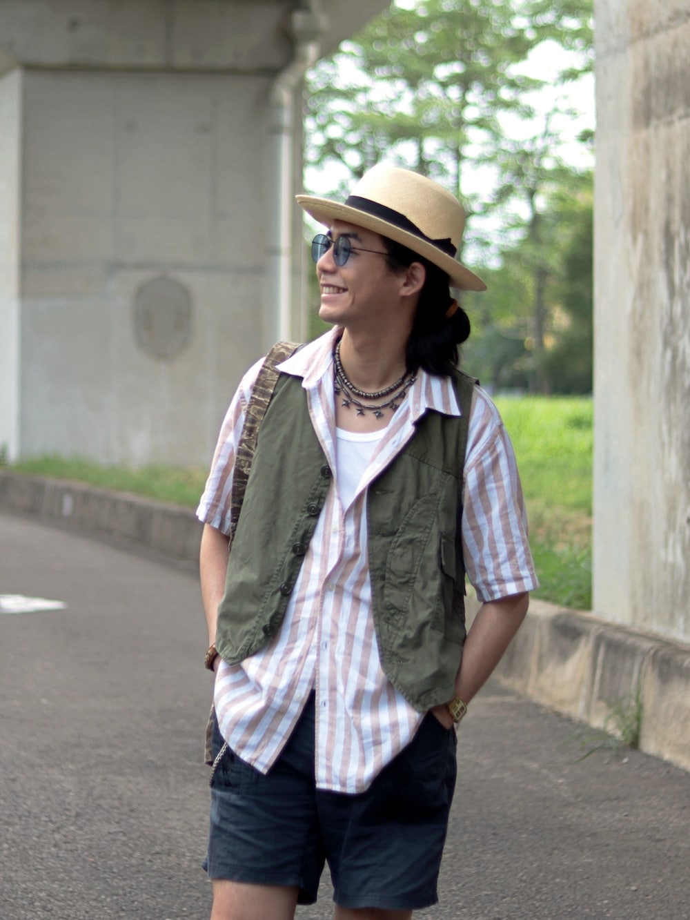 ベージュ系のハットを着用したメンズの夏コーディネートの2枚目の写真