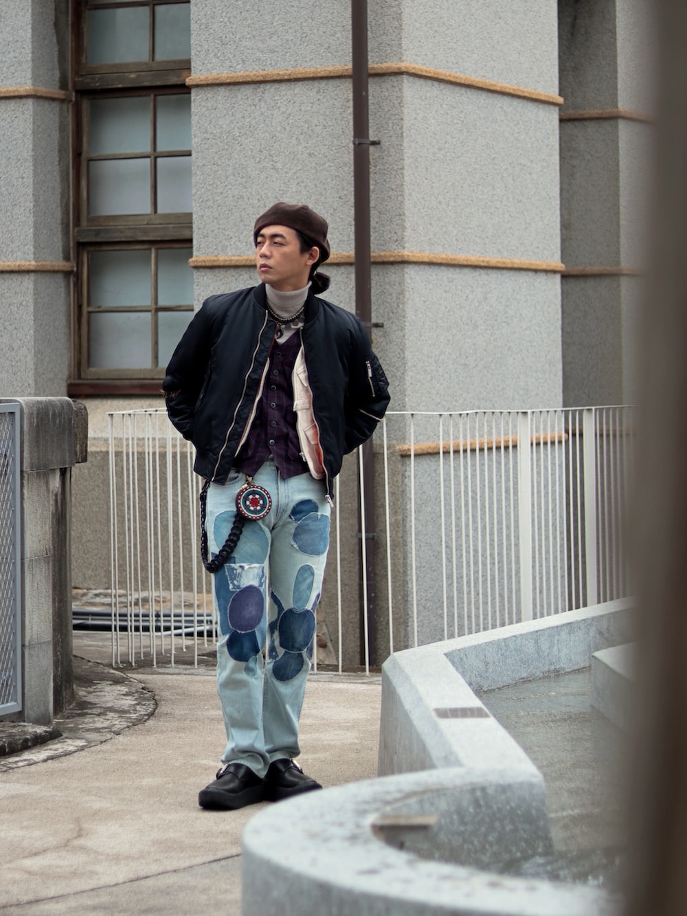 ブルー系のデニムパンツを着用したメンズの春コーディネートの3枚目の写真