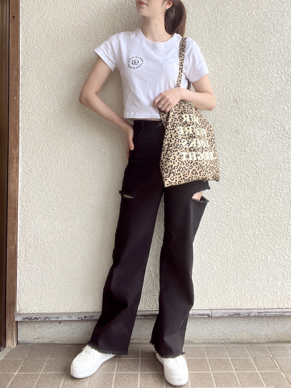 「大人カジュアル、夏コーデ、休日スタイル、モノトーン、サイドカットデニム、GRL、ロゴT、ミニ丈、カジュアル、白スニーカー、厚底スニーカー、厚底シューズ、ヒョウ柄バッグ」｜「LOWRYS FARMのロゴトート　260676（トートバッグ、その他）」を使った、tokoさん（骨格ウェーブ・レディース・161cm）の春コーディネートの2枚目の写真