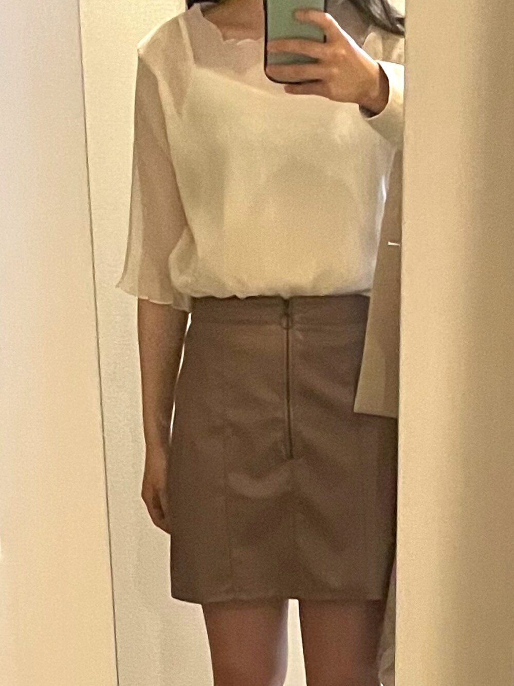 ベージュ系のテーラードジャケット、ピンク系のスカート、ホワイト系のシャツ/ブラウスを着用したレディースの春コーディネートの2枚目の写真