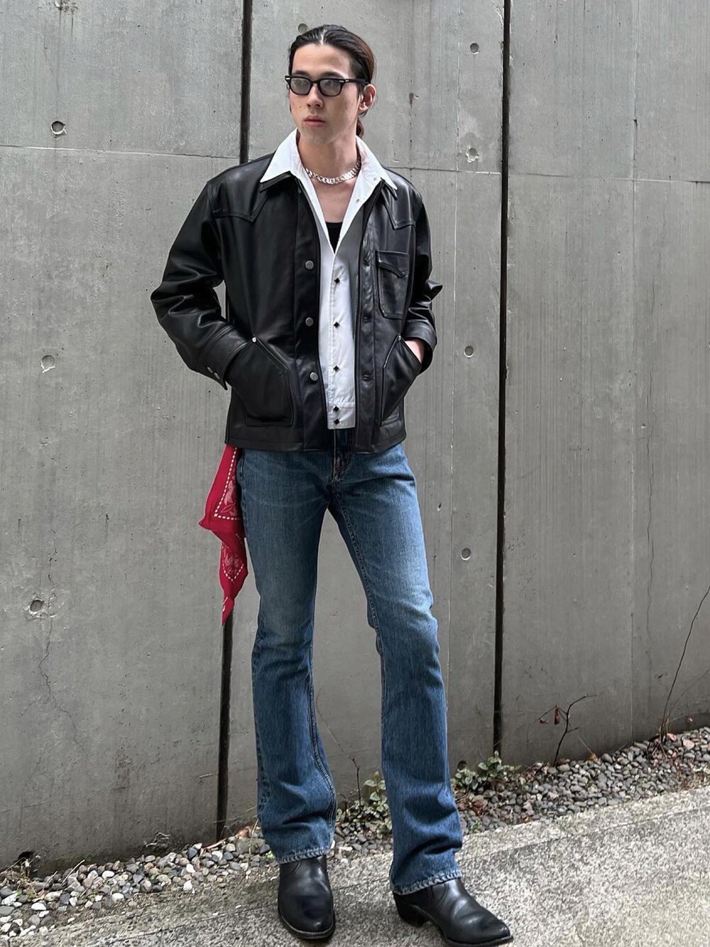 ブルー系のデニムパンツ、ブラック系のブーツを着用したメンズの冬コーディネートの2枚目の写真